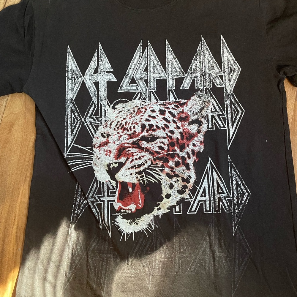 Def Leppard shirt